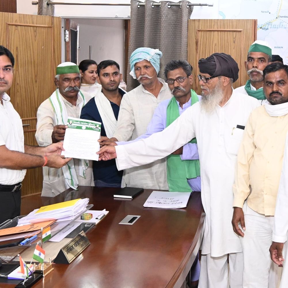 संभल में भाकियू (अराजनैतिक असली) का प्रदर्शन:भूमि अधिग्रहण और MSP समेत 6 मांगों का ज्ञापन सौंपा, किसानों ने बाजार दर पर मुआवजे की मांग उठाई
