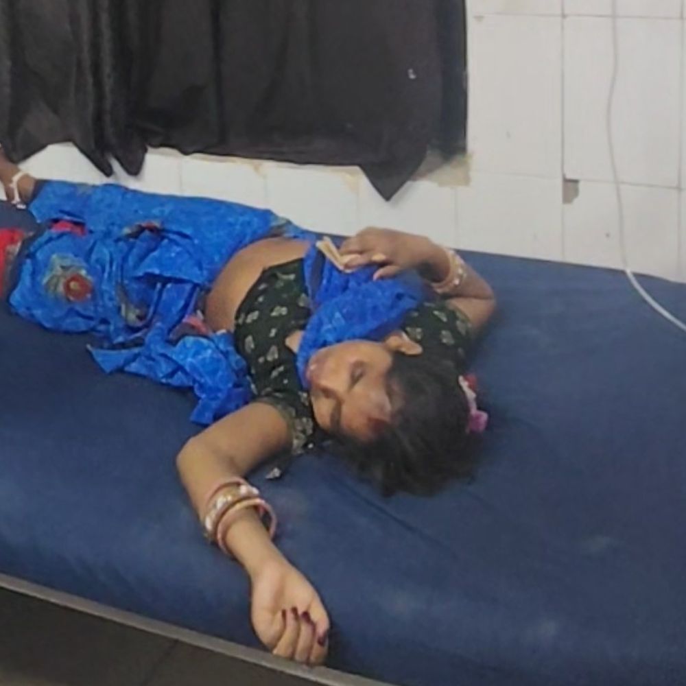 हाथरस में सड़क किनारे बेहोश मिली महिला:पुलिस ने अस्पताल में कराया भर्ती, कलाई पर लिखा है वाइफ ऑफ कन्हैया