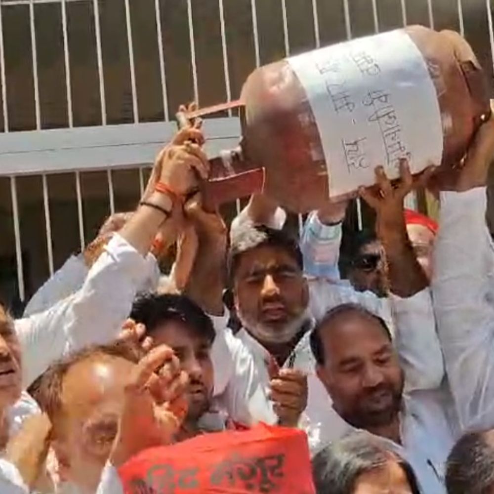 मेरठ में सपा के प्रदर्शन में चोरों की सेंधमारी:प्रदर्शन छोड़कर मोबाइल तलाशने में लगे प्रदर्शनकारी