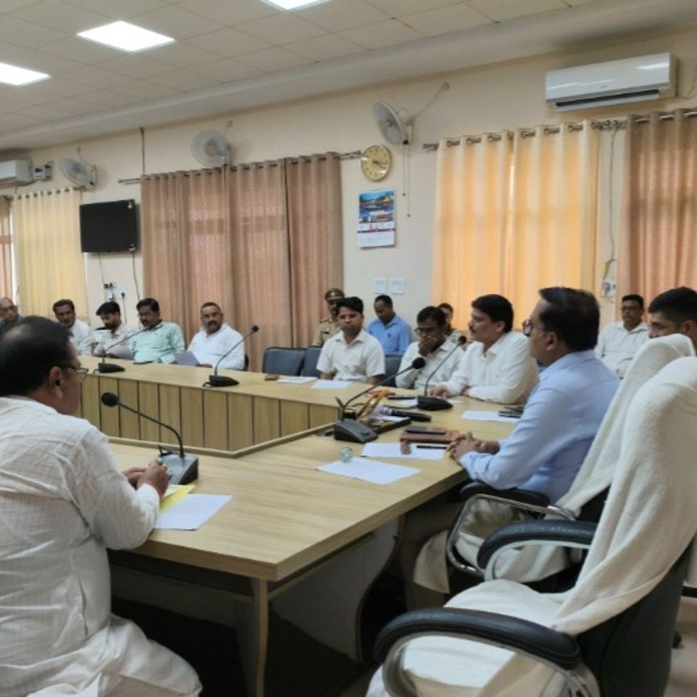 शाहजहांपुर डीएम ने सर्राफा व्यापारियों से की बैठक:बोले- शादी और अन्य जरूरतों के लिए आभूषणों की खरीद पहले की तरह जारी रहेगी