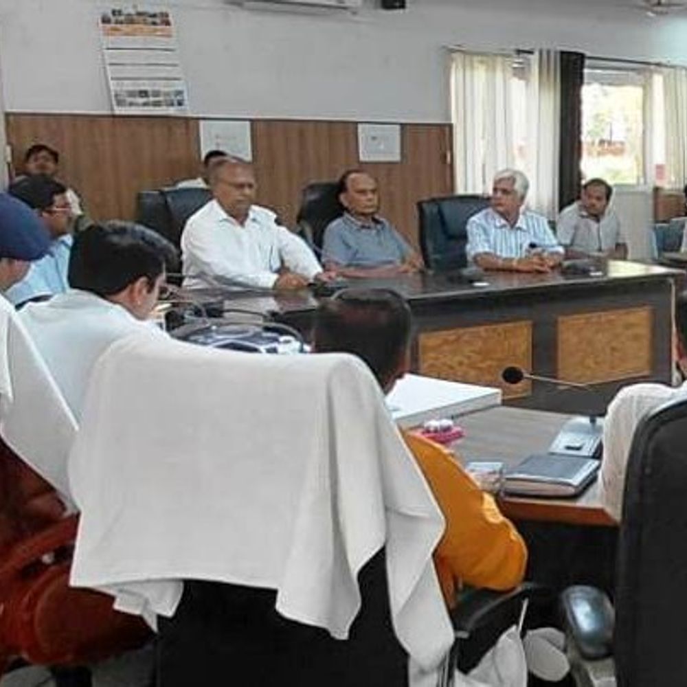 हाथरस में डीएम-एसपी ने सर्राफा व्यापारियों संग की बैठक:बोले- अफवाहों से बचें, देशहित में करें सहयोग; व्यापारियों ने विदेशी सोने की खरीद से परहेज की बात कही