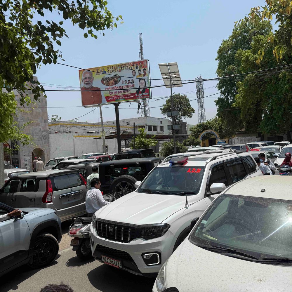 बुलंदशहर कलेक्ट्रेट में फिर लगा जाम:दिशा समिति की बैठक में अधिकारी फंसे, अव्यवस्थाओं पर उठे सवाल