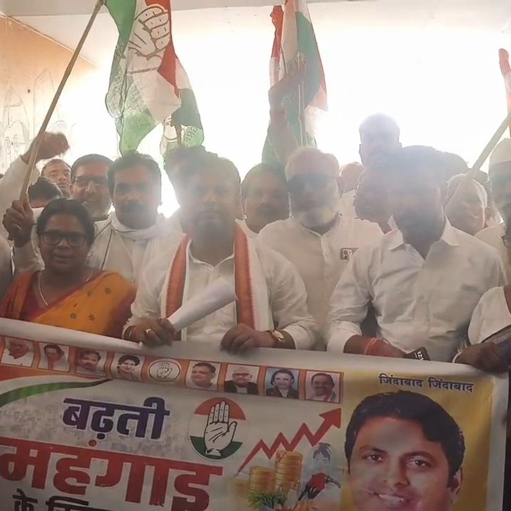 कुशीनगर में कांग्रेस का महंगाई, नीट पेपर लीक पर प्रदर्शन:एयरपोर्ट समस्याओं और सरकार की कथनी-करनी पर उठाए सवाल