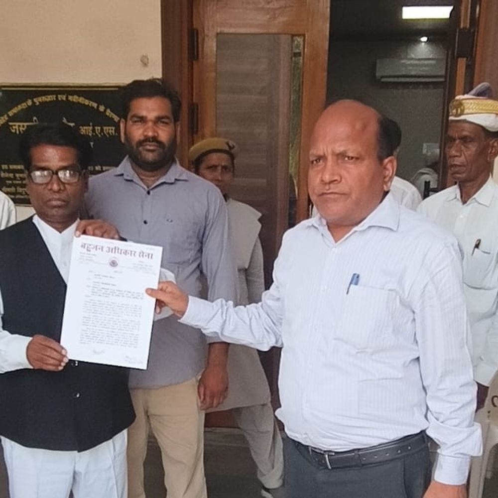 लखनऊ लाठीचार्ज मामला, बहुजन अधिकार सेना का प्रदर्शन:राज्यपाल को भेजा ज्ञापन, अधिवक्ताओं के सम्मान और वैकल्पिक चेंबर की मांग