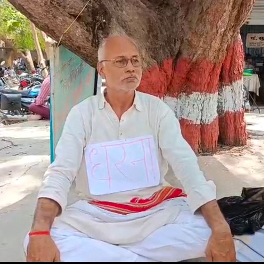 आंधी के 7 दिन बाद भी अंधेरे में डूबे गांव:रायबरेली में कलेक्ट्रेट में धरने पर बैठे भाजपा किसान नेता