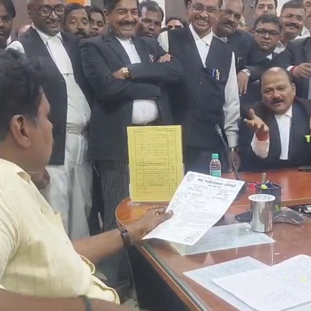 लखनऊ लाठीचार्ज के विरोध में सीतापुर में वकीलों का प्रदर्शन:न्यायिक कार्य ठप कर डीएम को सौंपा ज्ञापन, सड़कों पर उतरकर की नारेबाजी
