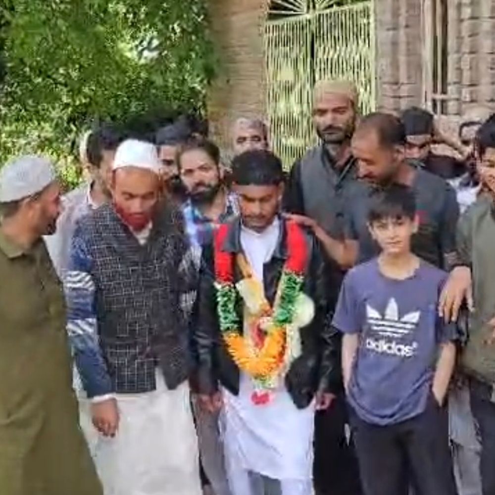 किशोर का जम्मू-कश्मीर में धर्म परिवर्तन कराने का आरोप:वीडियो आने पर परिवार पहुंचा SP कार्यालय, नाबालिग बेटे को सकुशल वापस लाने की मांग की