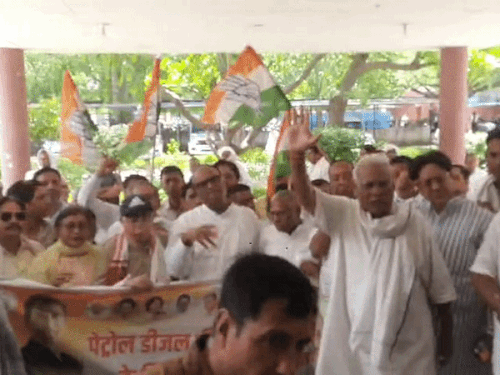 डीजल-पेट्रोल के रेट बढ़ाने के विरोध में सड़क पर कांग्रेस:  रेवाड़ी में कैप्टन बोले, केंद्र ने US के दबाव में रशिया से संबंध बिगाड़े – Rewari News