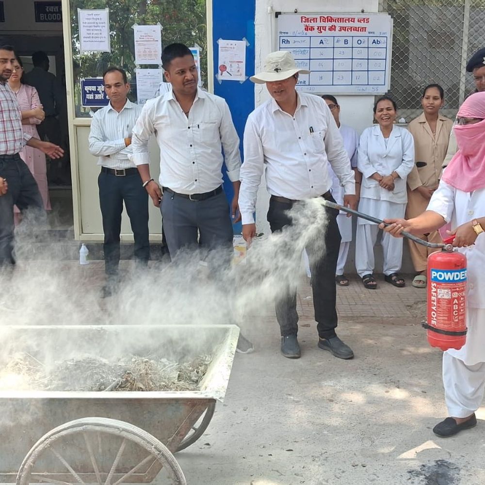 नरसिंहपुर जिला अस्पताल में अग्नि सुरक्षा की ट्रेनिंग:  डॉक्टरों और स्टाफ को सिखाए आग से बचाव के उपाय; प्रेक्टिकल टिप्स दिए – Narsinghpur News