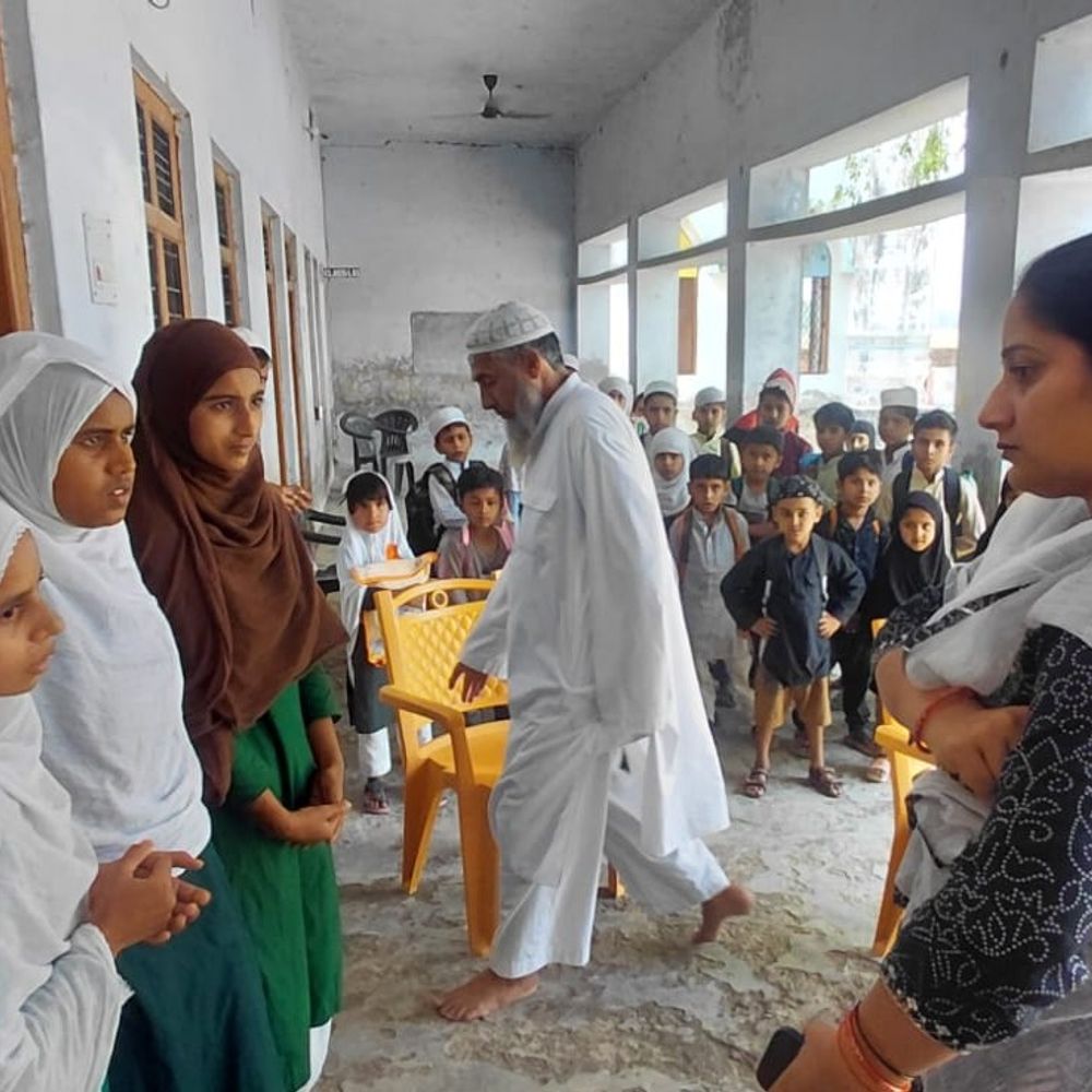 अमेठी में बिना मान्यता चल रहे स्कूल-मदरसे पर कार्रवाई:कक्षाओं में लगा ताला, दो संस्थान अवैध पाए गए; बच्चों के दूसरे स्कूलों में दाखिले के निर्देश