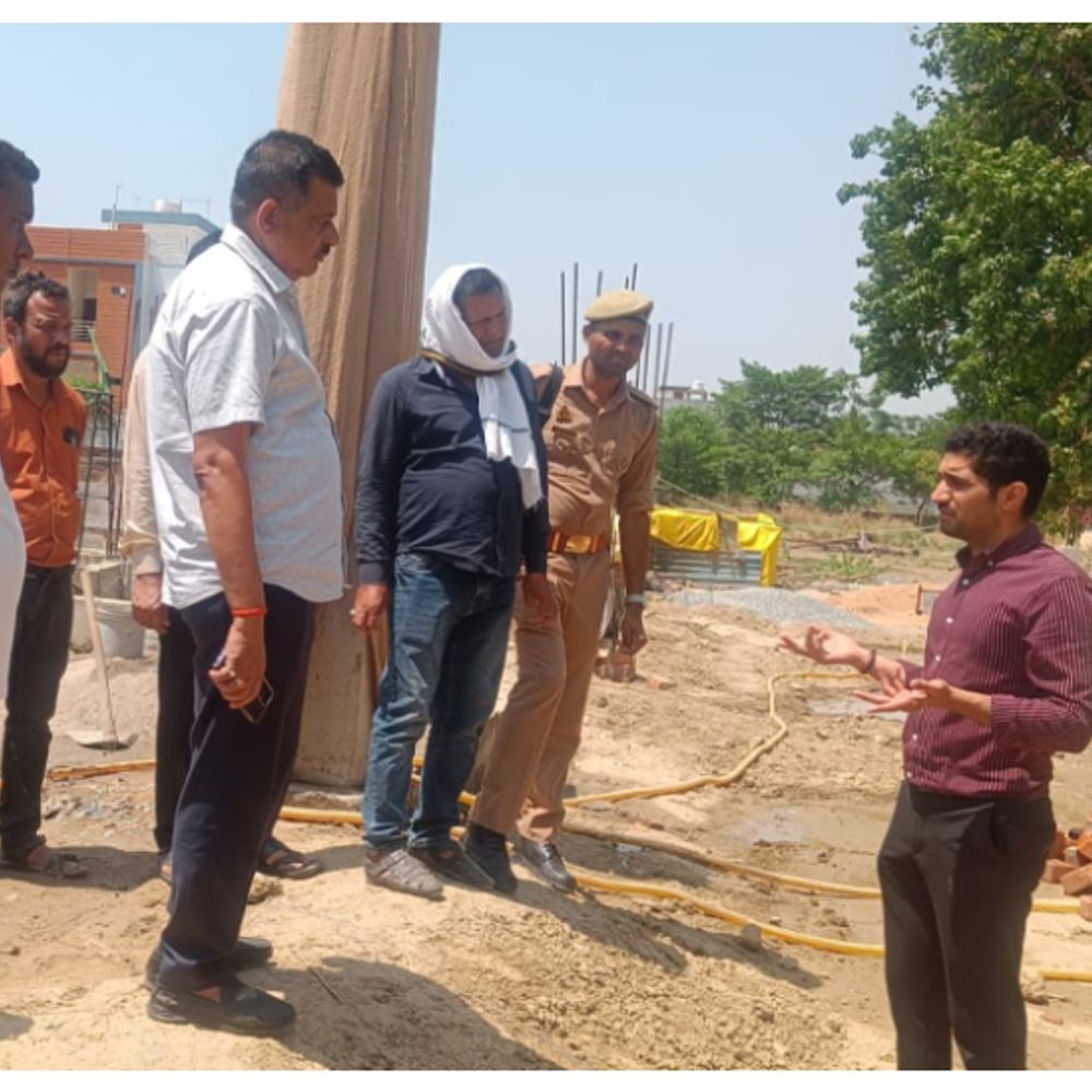 नगर-आयुक्त ने निर्माण में लापरवाही पर लगाया 7-लाख का जुर्माना:सारनाथ जोन कार्यालय की धीमी निर्माण गति पर हुए सख्त, घटिया सामग्री पर लगाया अर्थदंड