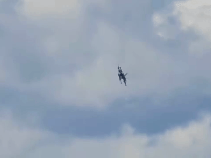अमेरिका में दो EA-18 फाइटर जेट क्रैश:  एयर शो के दौरान हवा में टकराए, एयर फोर्स बेस बंद; सभी 4 क्रू मेंबर सुरक्षित