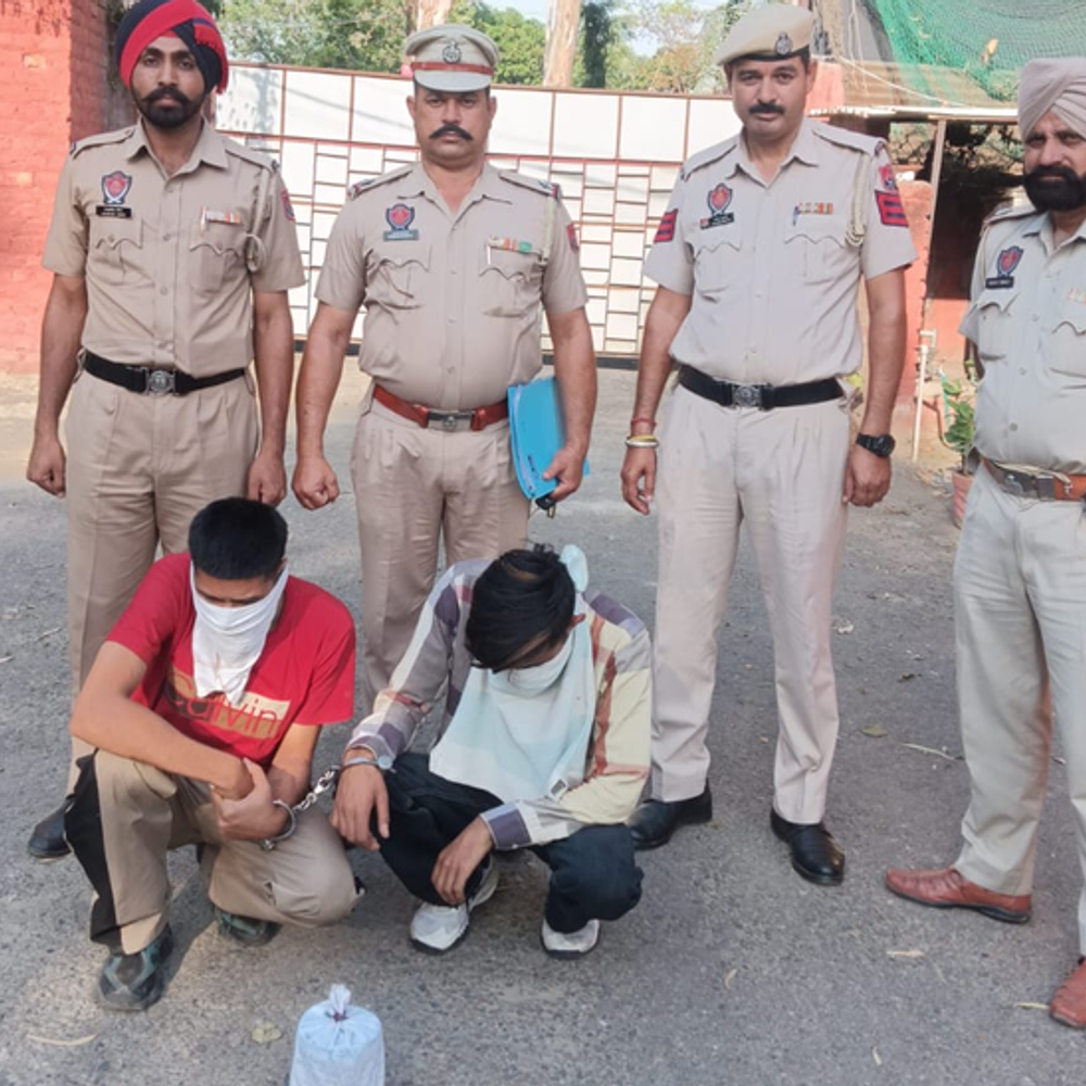 पठानकोट में महिला सहित तीन लोग चरस सहित काबू:  चंबा की बस में बैठकर आए थे आरोपी, बघार चौक पर पुलिस को देख थैले से लिफाफा फैंका, पुलिस ने गिरफ्तार कर मामला किया दर्ज – Pathankot News
