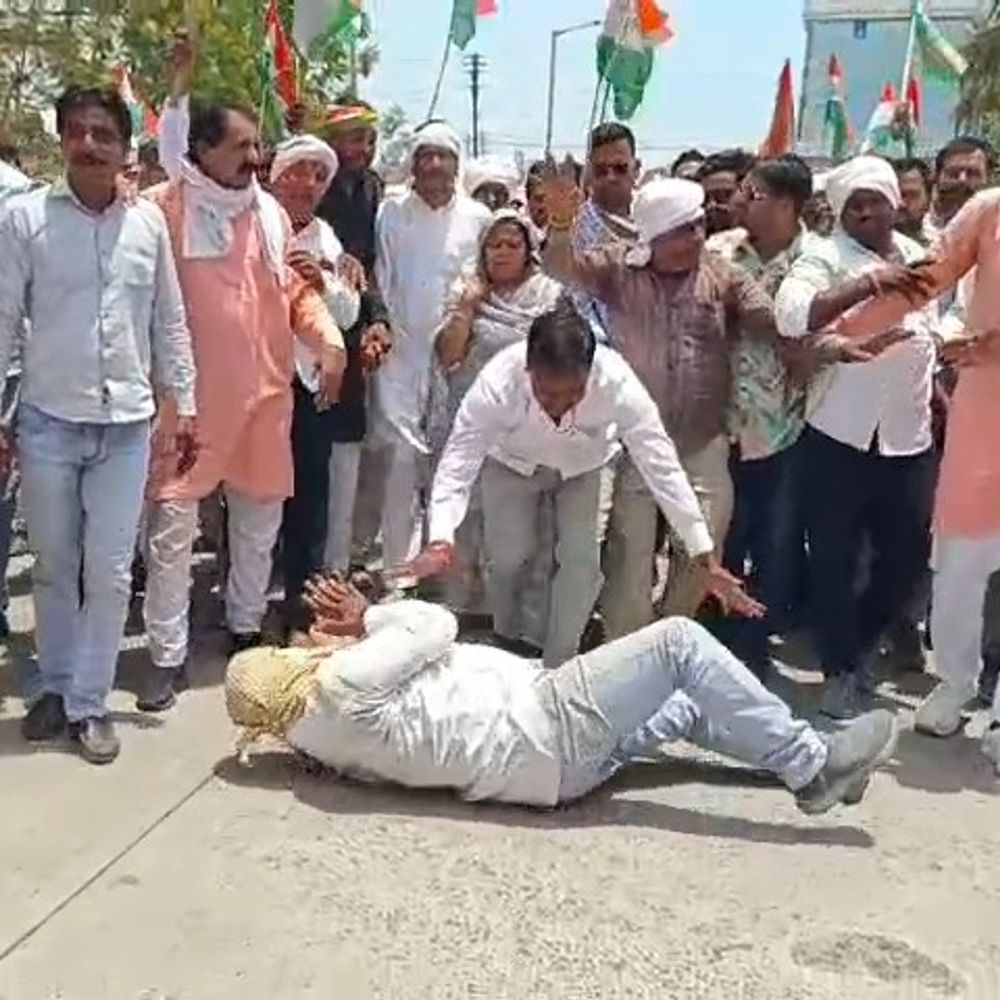 रतलाम में शिवराजसिंह का फूंका पुतला, चलाई वाटर कैनन:  तपती धूप में किसान नेता लेटते हुए कलेक्ट्रेट में पहुंचे; प्रशासन को बताया भीगी बिल्ली – Ratlam News