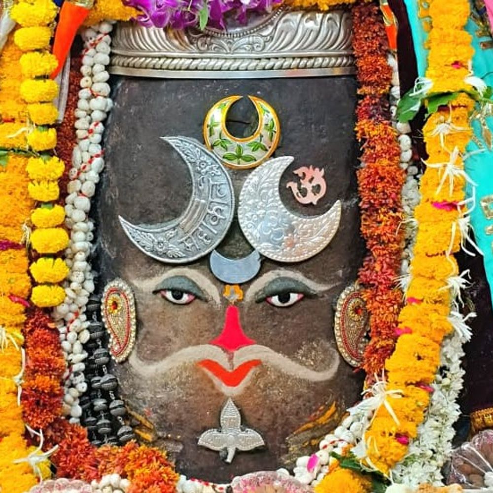सोमवार भस्म आरती दर्शन:  मस्तक पर चंद्र रजत मुकुट और त्रिपुण धारण कर भगवान महाकाल का दिव्य श्रृंगार – Ujjain News