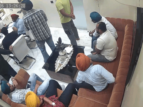 जालंधर में ट्रैवल एजेंट का दिनदहाड़े दफ्तर से अपहरण:  पैसों के विवाद में मारपीट कर गाड़ी में डाला, चलती कार से कूदकर बचाई जान – Jalandhar News