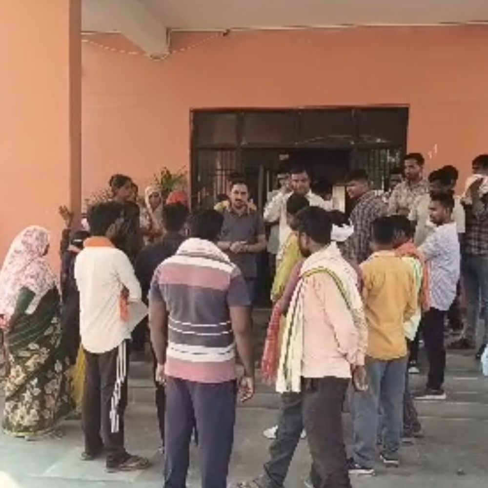 अयोध्या में पत्रकार समेत 11 पर केस दर्ज:अधिशासी अधिकारी के खिलाफ प्रदर्शन मामले में पुलिस जांच जारी
