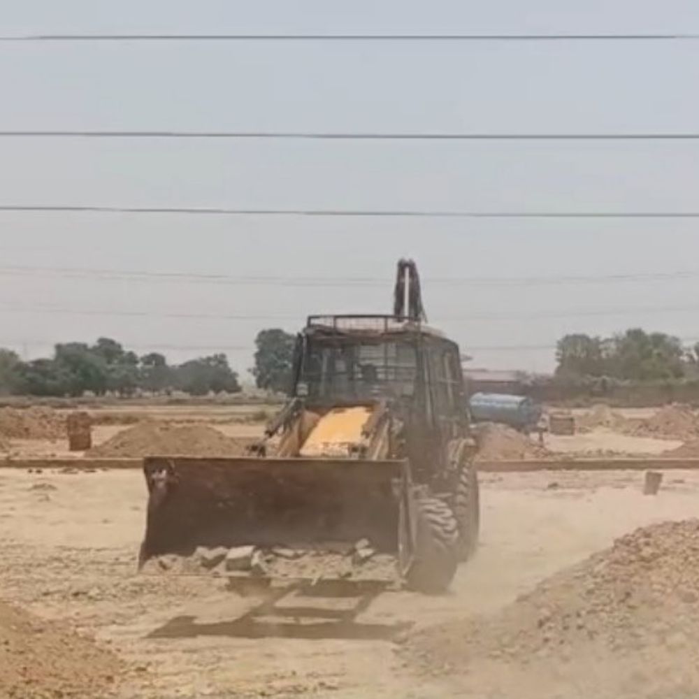 प्रयागराज में भू माफियाओं पर PDA एक्शन:नैनी, घोघापुर, समोगर में 15 बीघा अवैध प्लाटिंग ध्वस्त; महर्षि चौराहे से अतिक्रमण हटा