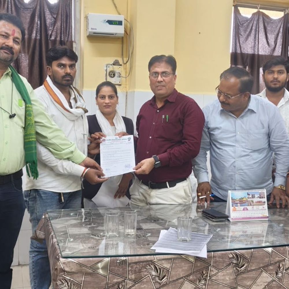 मैनपुरी अस्पताल में मरीजों को समस्याएं:किसान यूनियन ने CMS को ज्ञापन सौंपा, समाधान न होने पर आंदोलन की चेतावनी