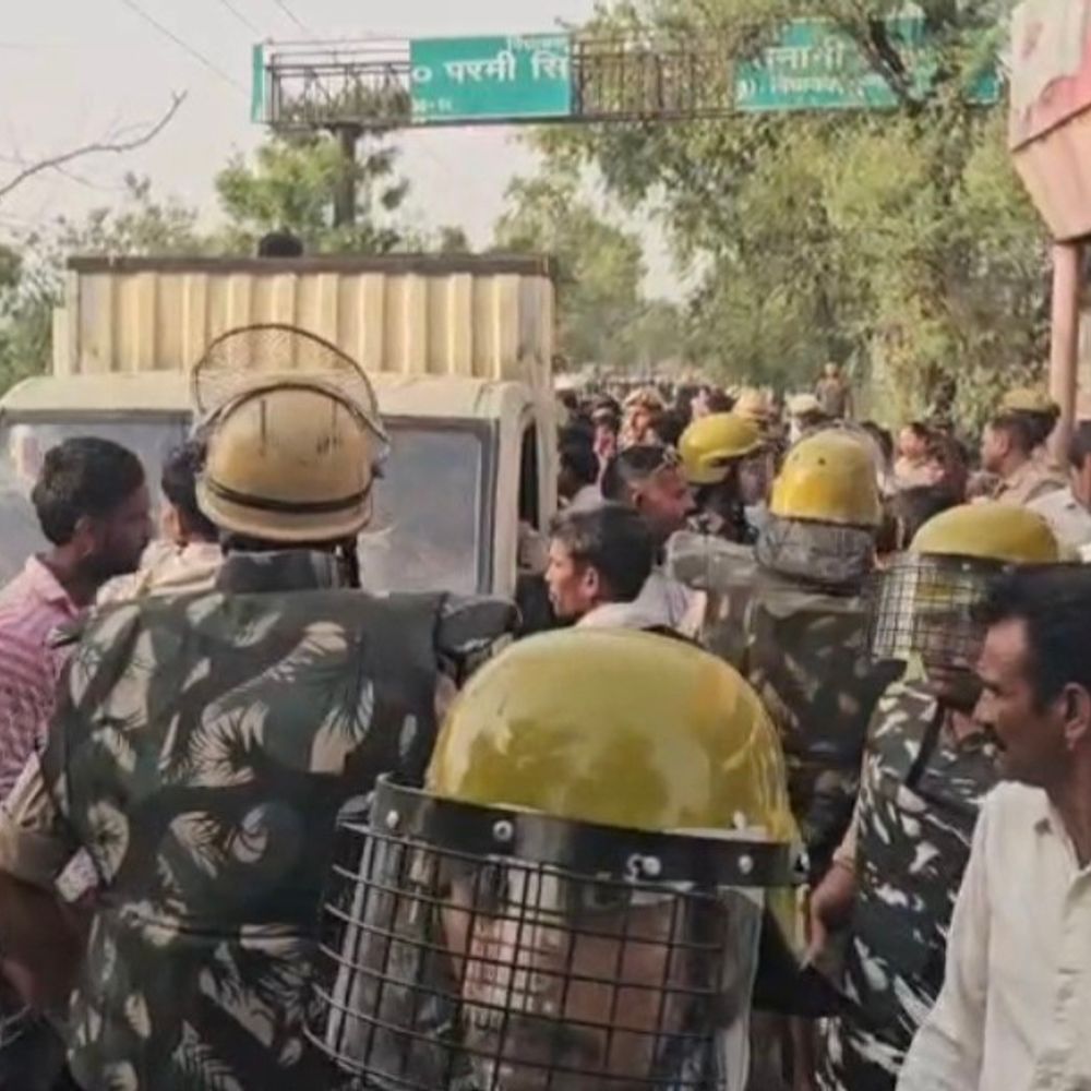 संभल में ग्रामीण की हत्या का आरोप:पोस्टमार्टम के बाद परिजनों ने शव रखकर जाम लगाया, पुलिस फोर्स तैनात