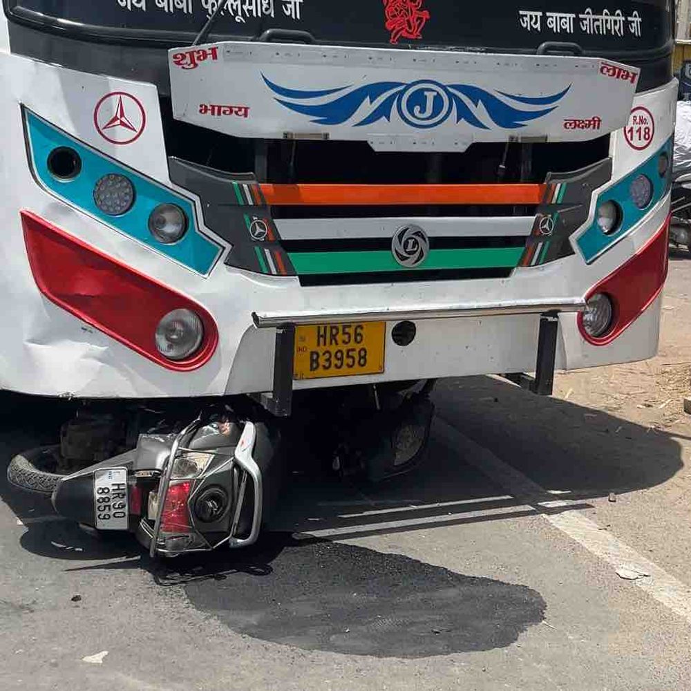 जींद में सड़क हादसे में 2 किसान घायल, अग्रोहा रेफर:  बस से टकराई स्कूटी; किसान मोर्चा के धरने पर जा रहे थे – Narwana News