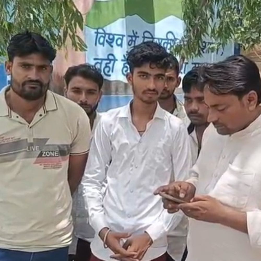 बागपत में दो मकानों पर चला बुलडोजर:राष्ट्रवादी नवनिर्माण दल ने कार्रवाई पर उठाए सवाल, अधिकारियों पर कार्रवाई की मांग