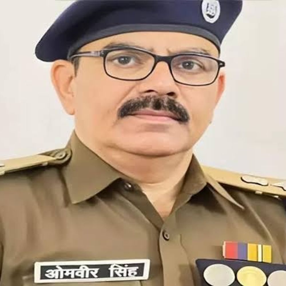 बलिया एसपी ने 17 पुलिसकर्मियों को किया लाइन हाजिर:प्रशासनिक हित में तत्काल प्रभाव से कार्रवाई, हेड कॉन्स्टेबल और कॉन्स्टेबल शामिल