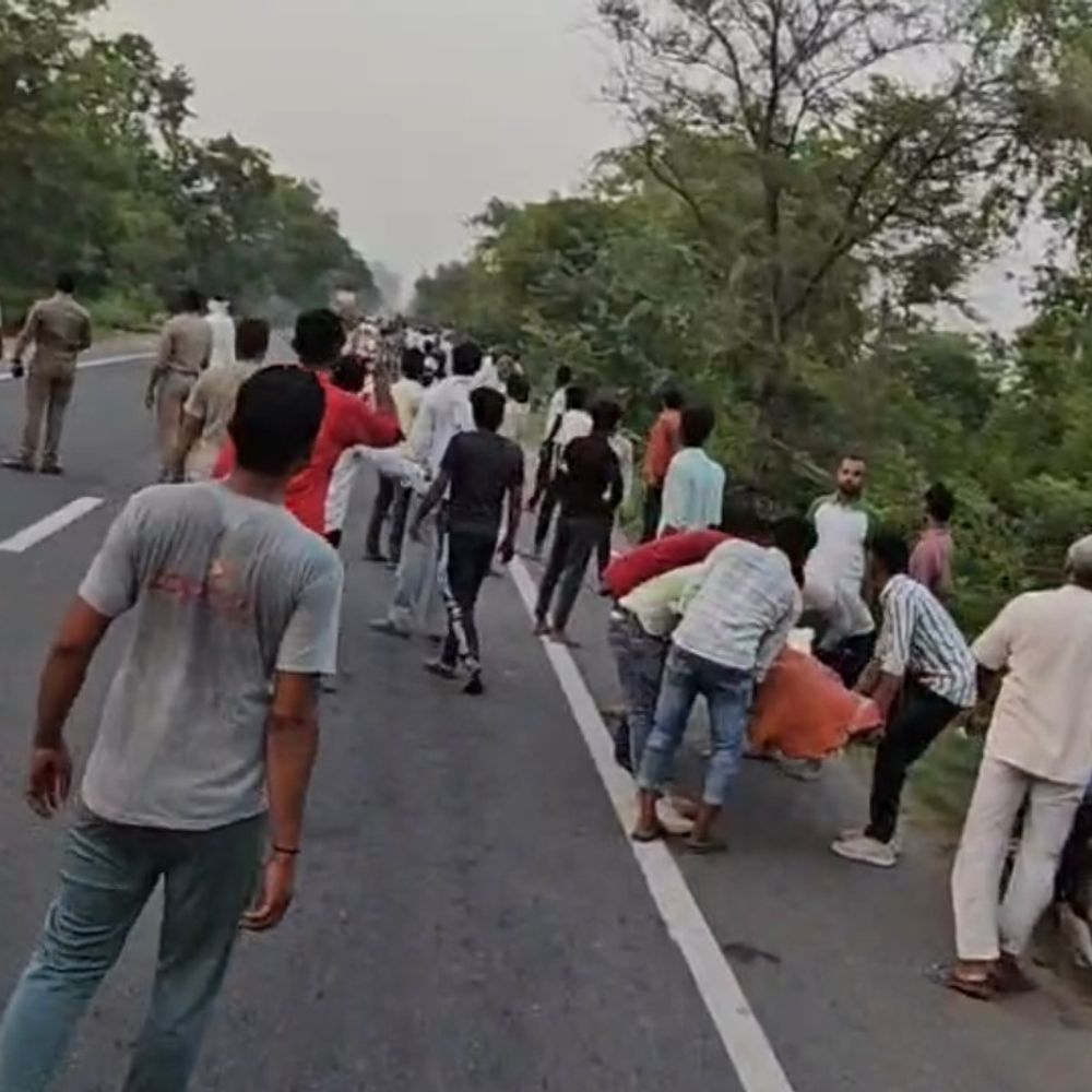 संभल में महिला को जलाकर मारा, शव सड़क पर रखा:  अंतिम संस्कार में ससुर के शामिल न होने पर हंगामा, एक घंटे बाद माने – Sambhal News