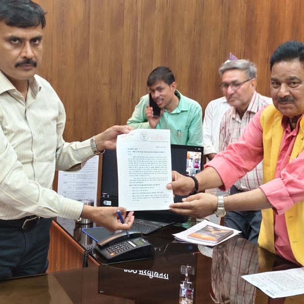 पूर्व मंत्री ने बलिया की समस्याओं पर ज्ञापन सौंपा:नारद राय ने डीएम से विकास परियोजनाओं पर ध्यान देने की मांग
