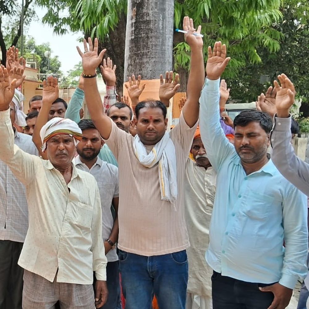 ग्राम सभा की जमीन पर अवैध कब्जे का आरोप:  देवरिया में ग्रामीणों ने कलेक्ट्रेट पर प्रदर्शन कर कार्रवाई की मांग की – Deoria News