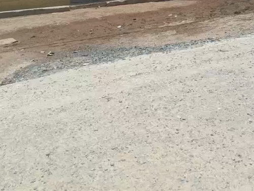 1 महीने में उखड़ने लगी सीसी रोड, VIDEO:गिट्टियां निकलीं, सीमेंट की जगह रेत की परतें, कलेक्टर से अफसर-ठेकेदार के खिलाफ कार्रवाई की मांग
