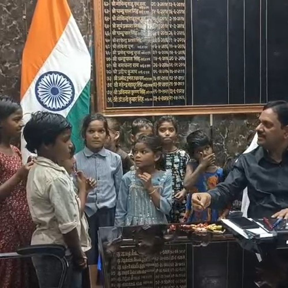 बच्चों की शिकायत पर डीएम ने स्कूल को लिया गोद:एक घंटे में 15 बच्चों को मिला एडमिशन, एक दिन पहले ही की थी शिकायत