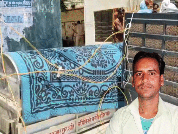 डी-फ्रिज में शव रखकर अस्पताल के सामने प्रदर्शन:मरीज की मौत के बाद परिजनों का फूटा आक्रोश, डॉक्टर पर लापरवाही का आरोप