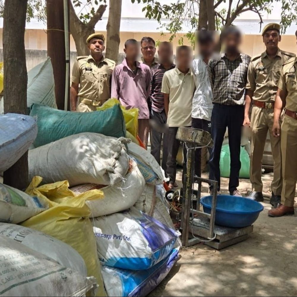 आगरा में नकली खल बनाने वाले 5 लोग पकड़े:खल में पत्थर पीसकर मिलकर बाजार में बेचते थे, दो आरोपी फरार