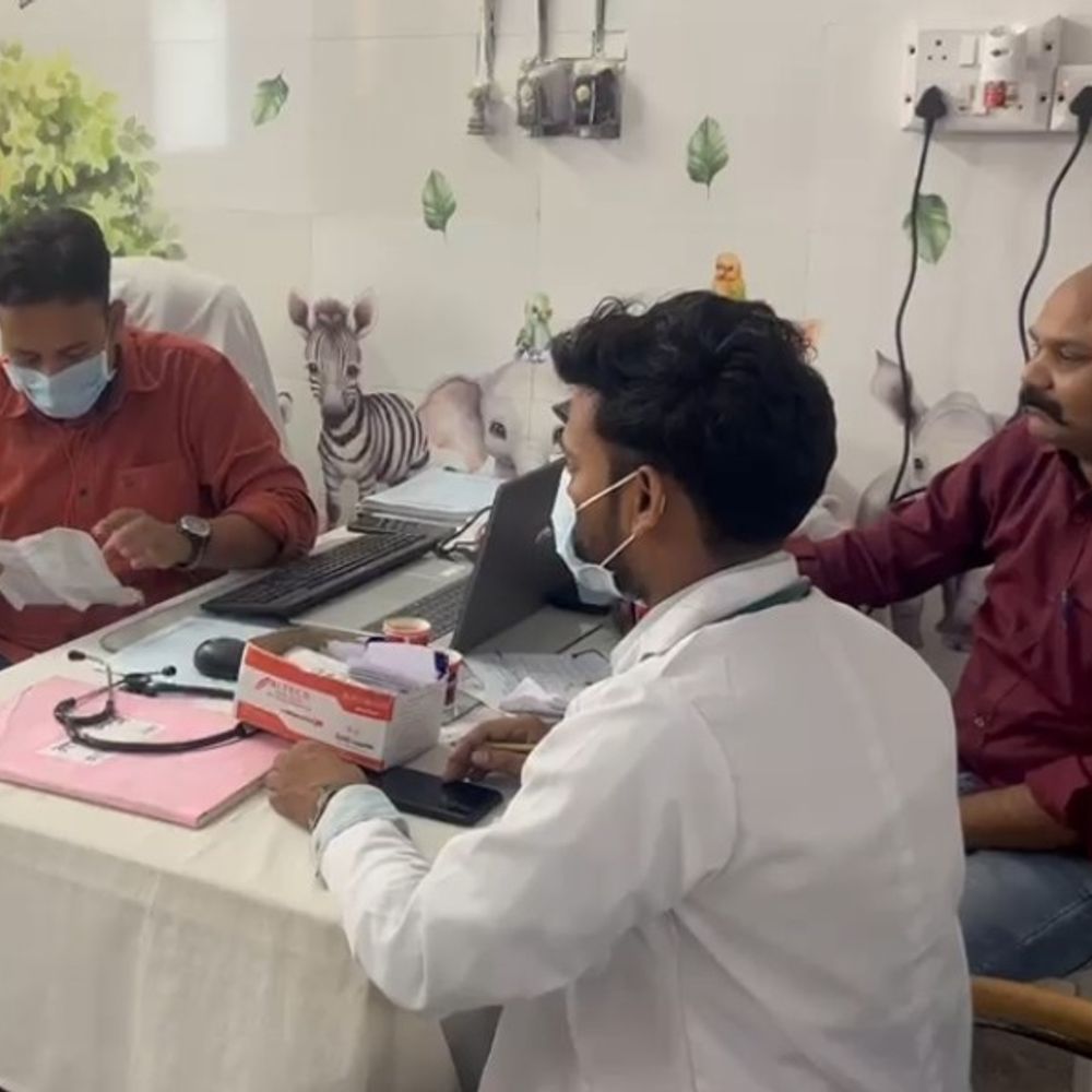 महिला ने अस्पताल में दूसरे के बच्चे को बताया अपना:अलीगढ़ में हॉस्पिटल में दवा लेने गई थी, डॉक्टर बोले- बच्चों की जिंदगी से खिलवाड़
