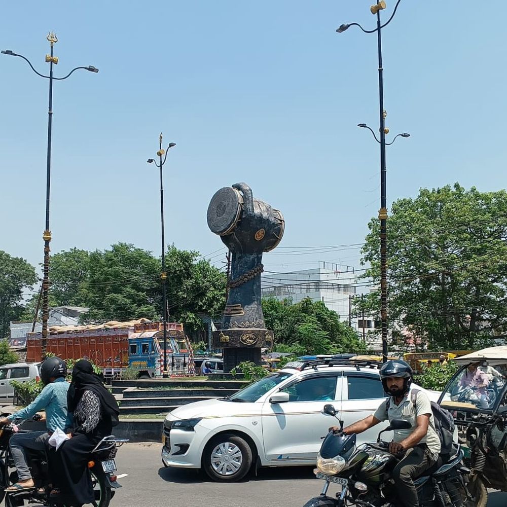 बरेली में आसमान से बरस रही आग, पारा 40⁰C:डमरू चौराहे पर पसरा सन्नाटा, भीषण गर्मी से थमी रफ्तार, ऑटो चालकों के सामने रोजी-रोटी का संकट