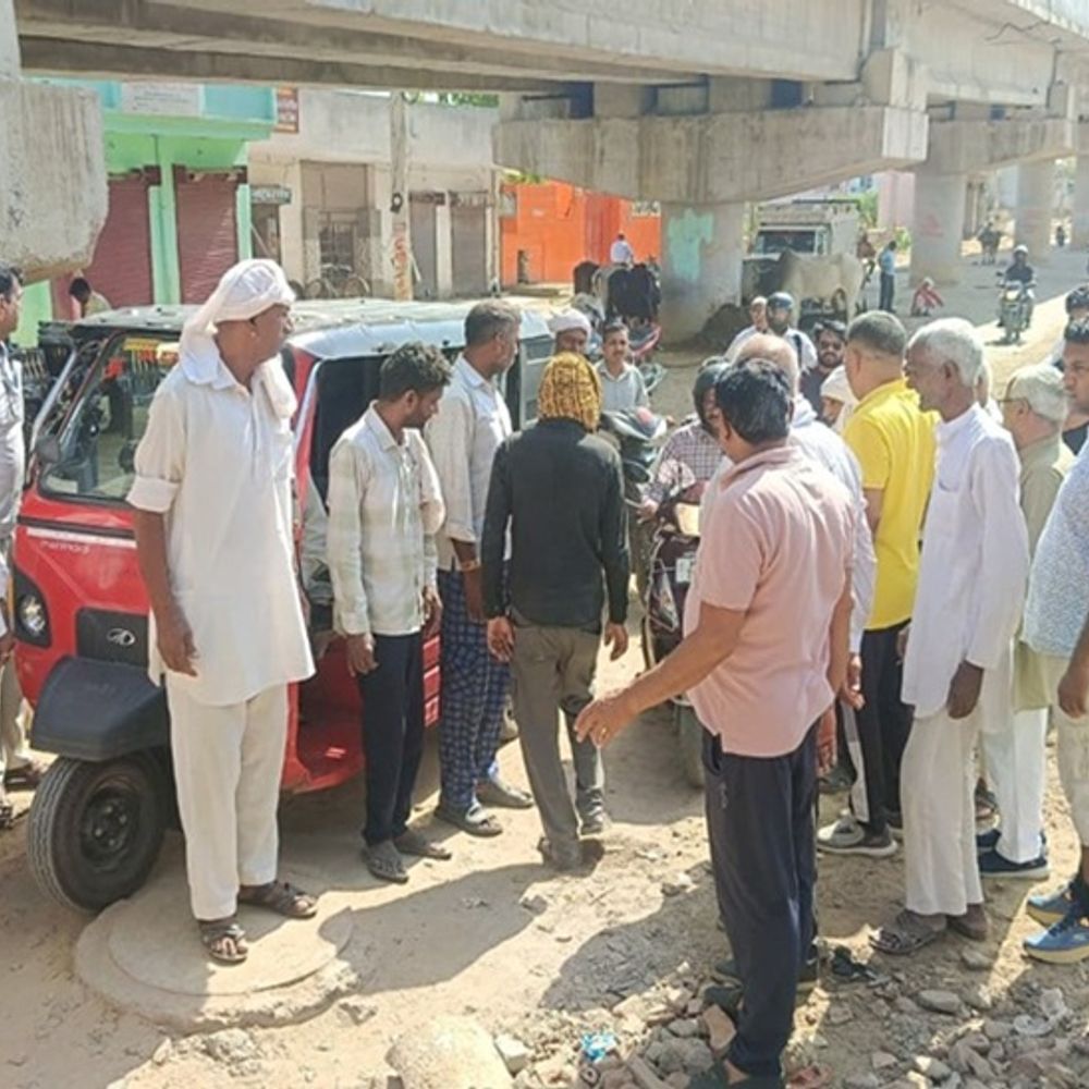 भिवानी में रास्ता खुलवाने के लिए लोग सड़क पर उतरे:  बोले- आने-जाने में होती है परेशानी, अधिकारियों तक की शिकायत, लेकिन समाधान नहीं – Bhiwani News