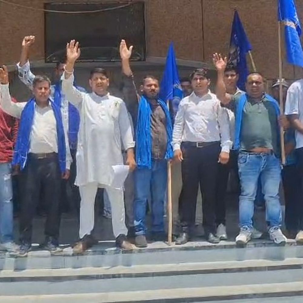 अमरोहा में भीम रक्षक एकता ने लगाए गंभीर आरोप:सुल्तानपुर कलेक्ट्रेट कर्मचारियों पर अनियमितताओं, भेदभाव का आरोप
