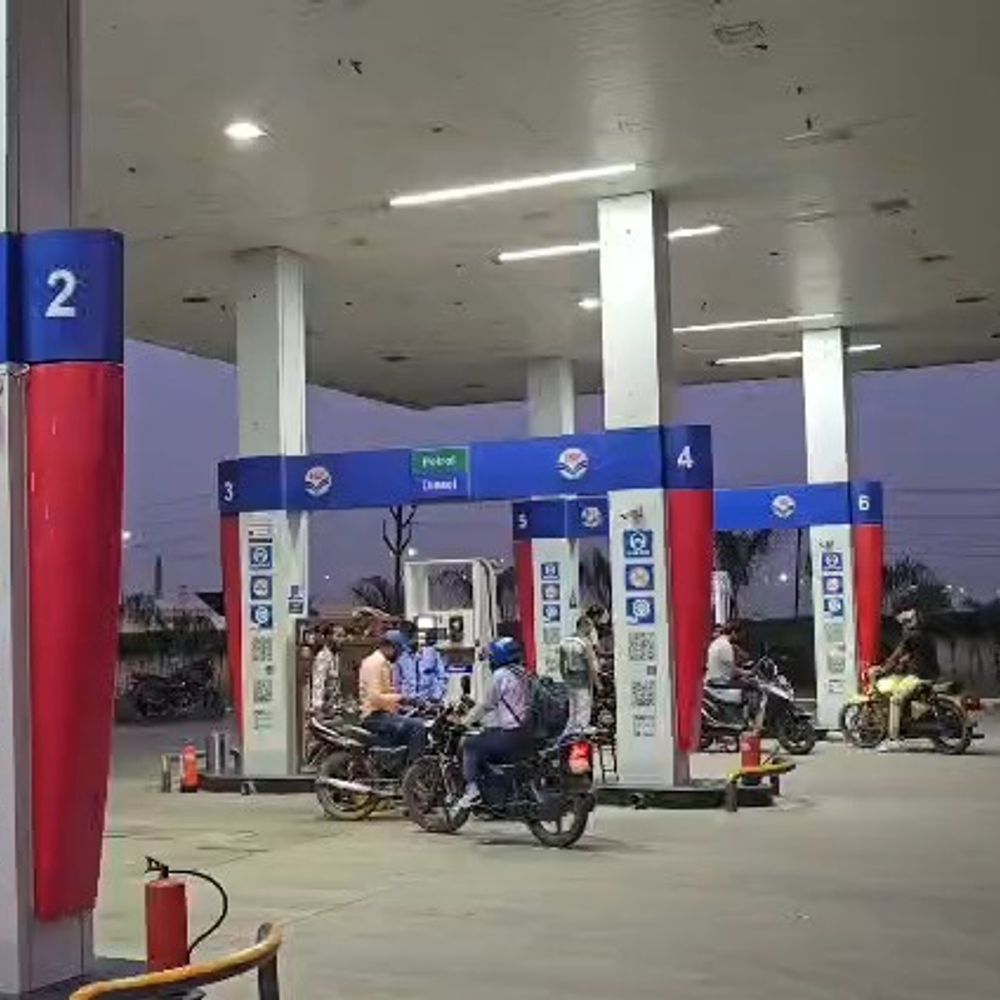 टटीरी पेट्रोल पंप पर सामान्य पेट्रोल खत्म:वाहन चालक महंगे पावर पेट्रोल डलवाने को मजबूर