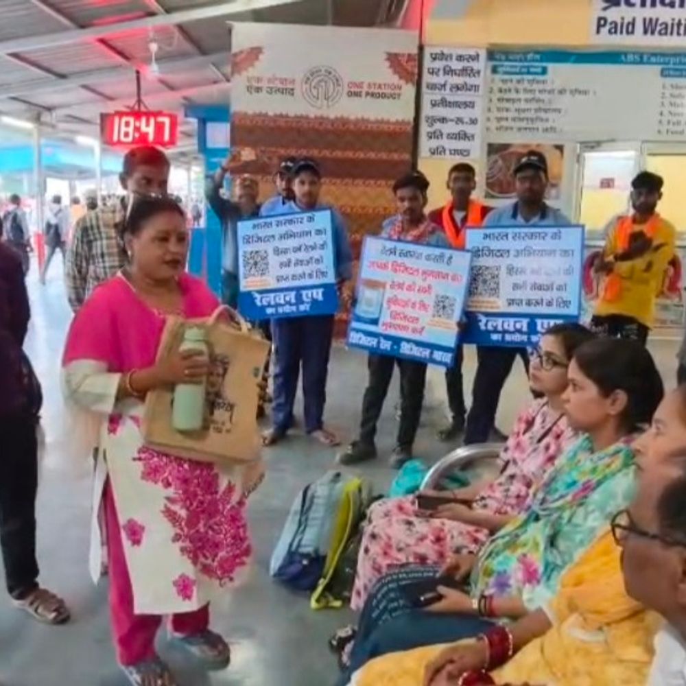 प्लास्टिक छोड़ जूटबैग और कांच के उपयोग का दिया संदेश:हरदोई रेलवे स्टेशन पर कार्यक्रम, अंतरराष्ट्रीय वेटलिफ्टिंग खिलाड़ी भी आईं