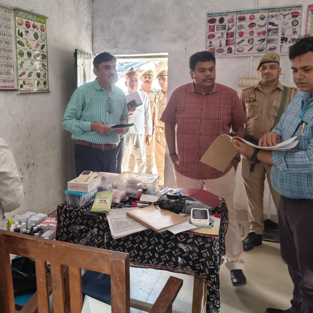 डीएम ने एएनएम का 6 महीने का रोका वेतन:सीतापुर में आंगनबाड़ी कार्यकर्ता और सुपरवाइजर को नोटिस, लापरवाही मिलने पर दी हिदायत