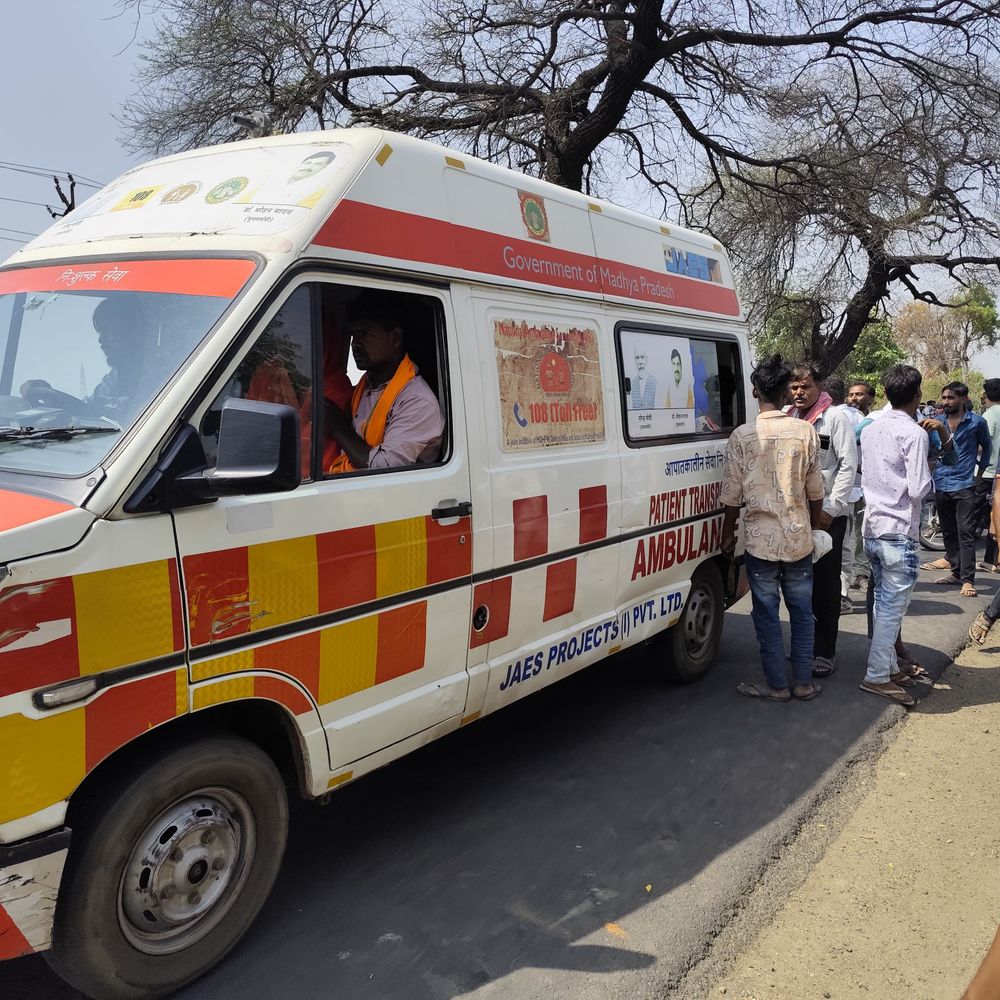 हरदा में मजदूरों से भरी पिकअप पलटी:मूंग काटने जा रहे 24 मजदूर घायल; एक की उंगलियां कटीं, 6 लोगों को हाथ-पैर में फ्रैक्चर