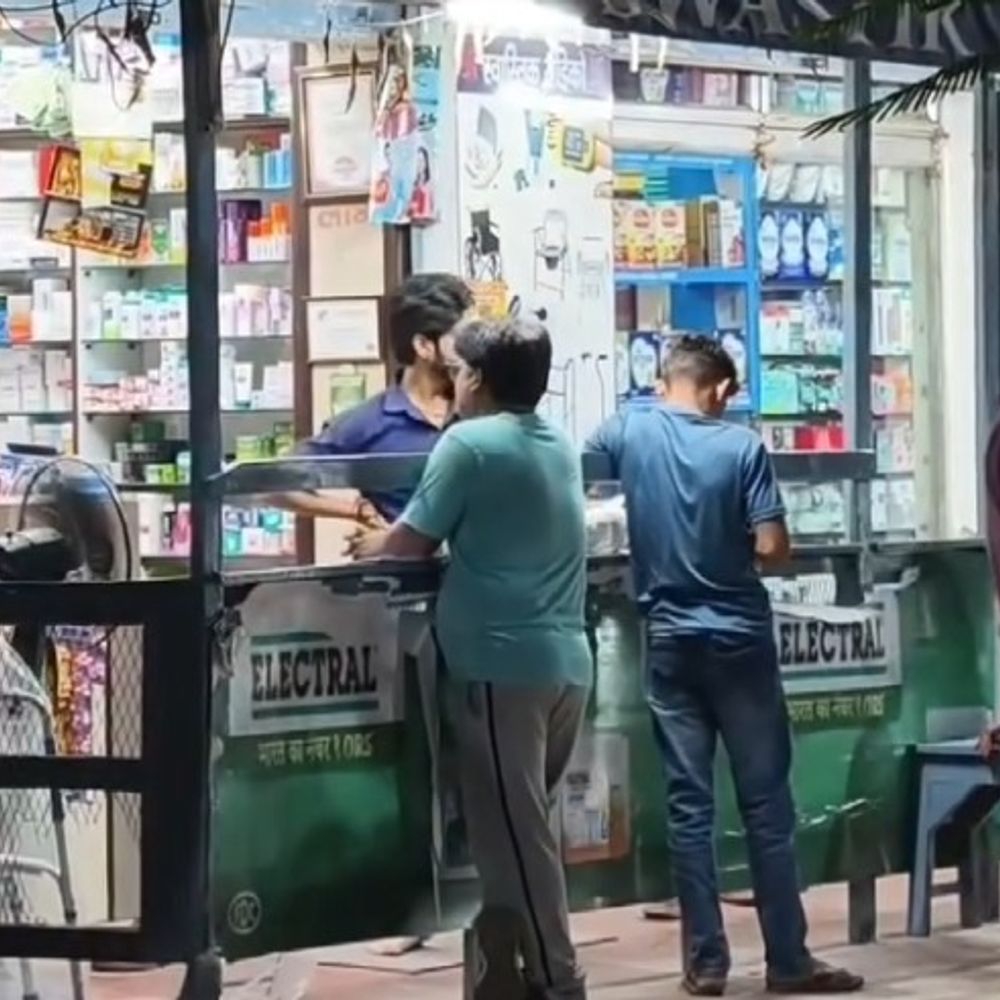 ऑनलाइन दवा बिक्री के विरोध में मेडिकल दुकानें बंद:किशनगंज में दवा कारोबारियों ने जताया विरोध, बोले- ई-फार्मेसी के लिए बनाए कड़े नियम