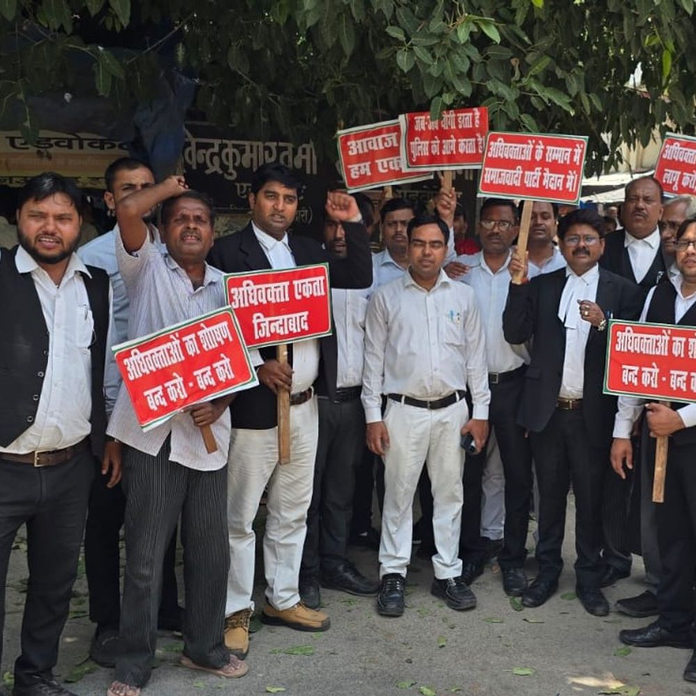 लखनऊ सिविल कोर्ट लाठीचार्ज पर हरदोई अधिवक्ताओं का विरोध:राज्यपाल को ज्ञापन भेजकर दोषी पुलिसकर्मियों पर कार्रवाई, सुरक्षा की मांग