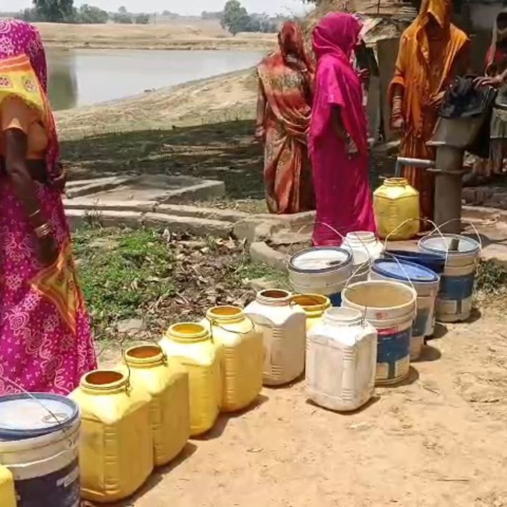 मऊगंज के कोढ़वा में जल संकट:महिलाएं 1 किमी दूर स्कूल से लाती हैं पानी; प्रशासन बोला- निपटने की तैयारी