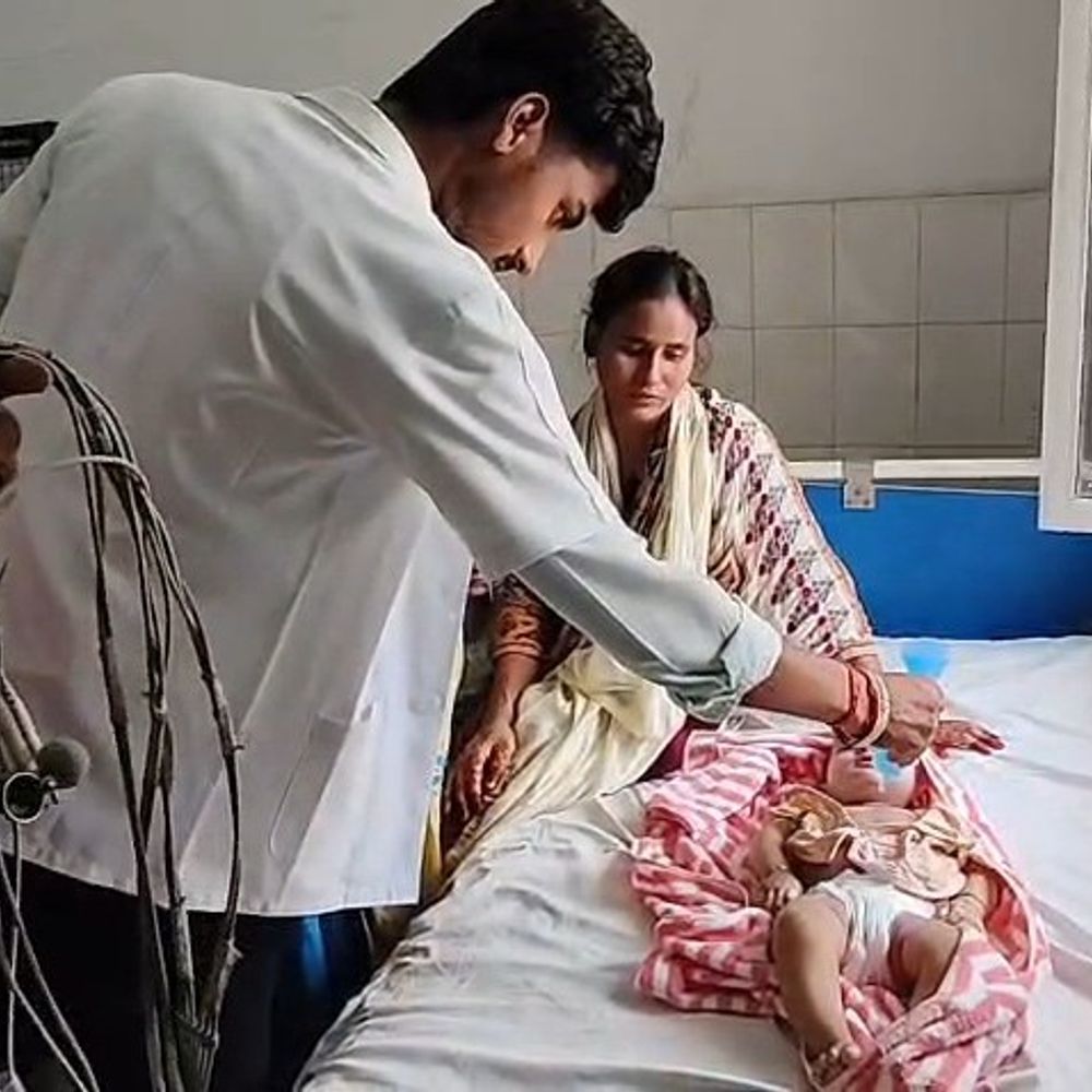 संपर्क क्रांति एक्सप्रेस में सात माह की मासूम की मौत:इटावा स्टेशन पर उतारकर अस्पताल पहुंचाया, डॉक्टरों ने मृत घोषित किया