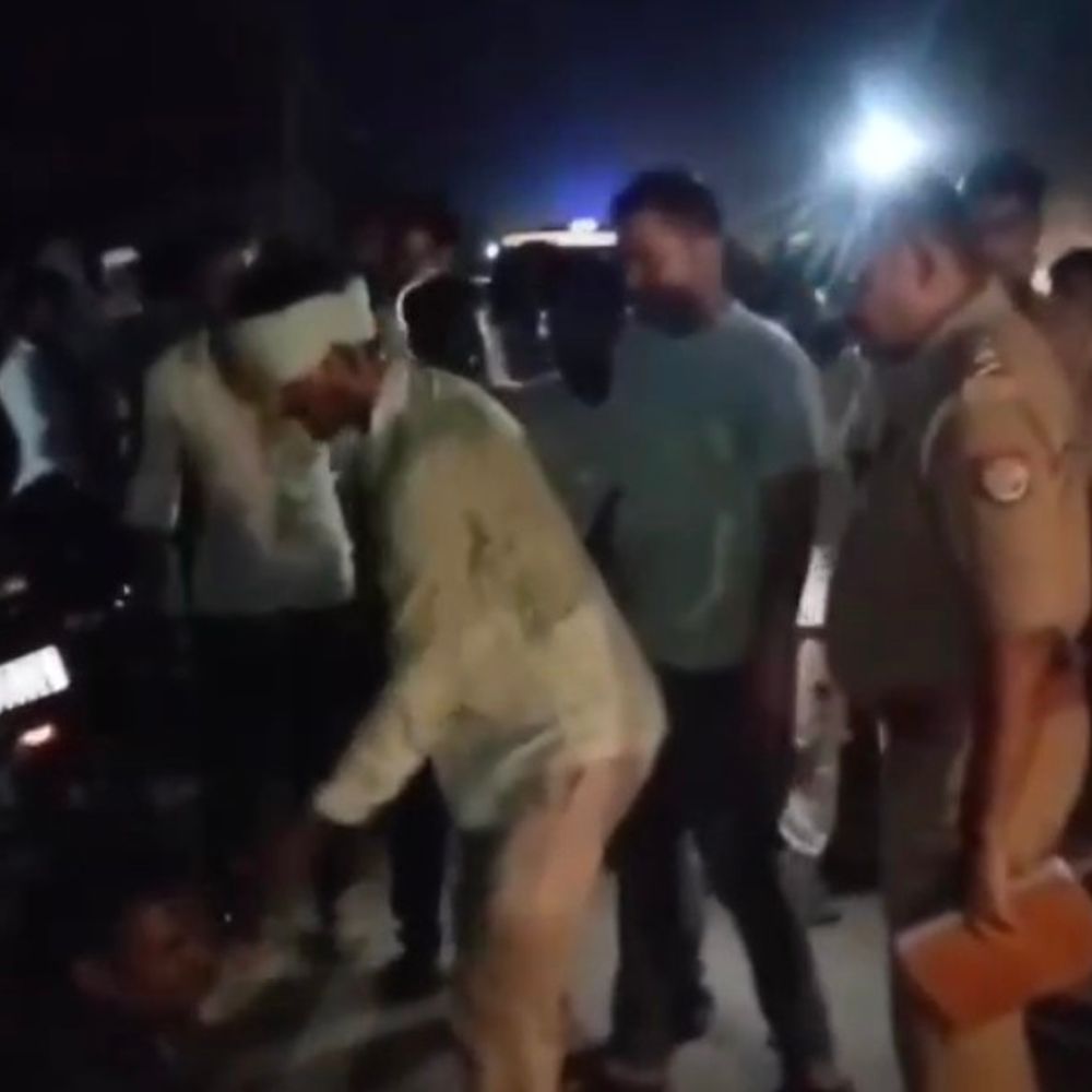 कौशांबी में थाने के सामने मिला युवक का शव:संदीपन घाट थाना क्षेत्र में, पुलिस जांच में जुटी, परिजन हत्या का आरोप लगा रहे