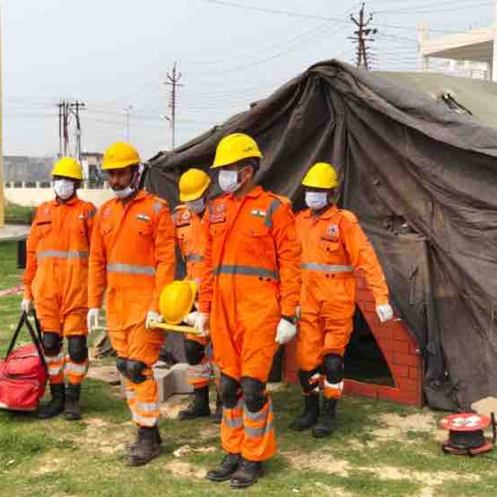 गोरखपुर में आग भड़कने पर NDRF का ऑपरेशन:दीवार काटकर बाहर निकाले गए लोग, सफल मॉकड्रिल पर अफसर बोले-सब ठीक है