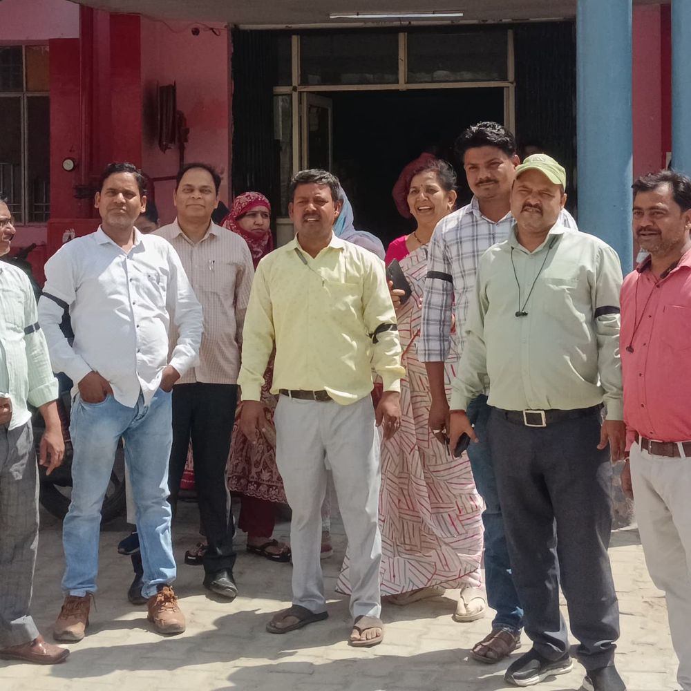 एनएचएम कर्मचारियों का तीन माह से वेतन लंबित:कासगंज में काली पट्टी बांधकर प्रदर्शन, दी कार्य बहिष्कार की चेतावनी