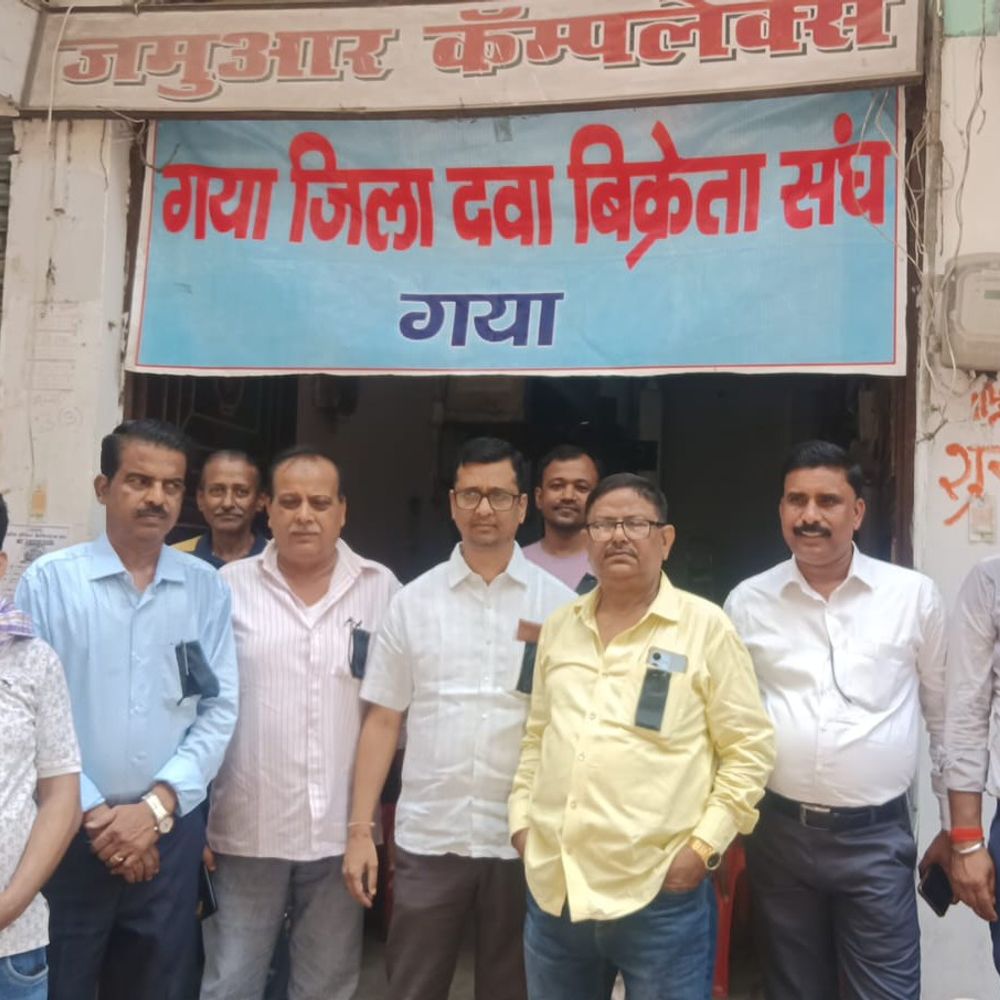 ई-फार्मेसी के विरोध में दवा की दुकानें बंद:टेकारी रोड मंडी में पसरा है सन्नाटा, काली पट्‌टी बांधकर प्रदर्शन कर रहे कारोबारी